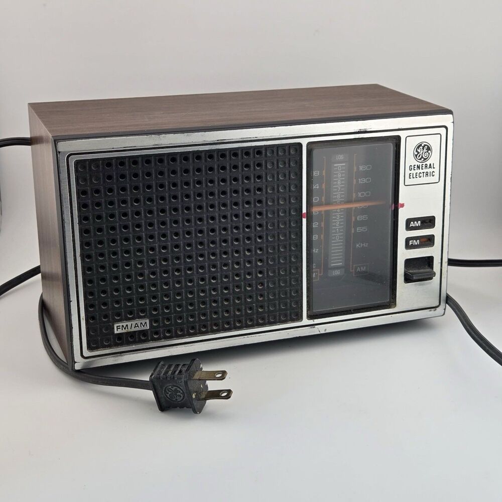 Vintage 70s GE General Electric AM/FM Radio 120 Volts 7-4115B Tested Works